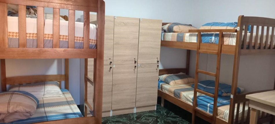 Me qera - Dhoma të përbashkëta mix, private dhe vetëm vajzash nga 7.5 euro dita, ose mujore nga 200euro