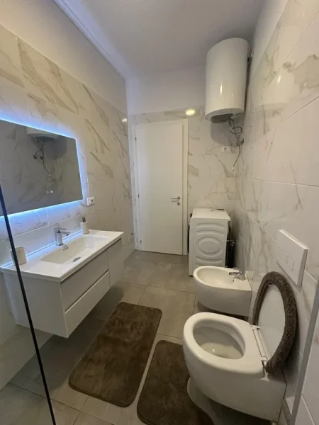 Tirane, jepet me qera apartament 1+1 Kati 2, 75 m² 650 € (Jordan Misja)