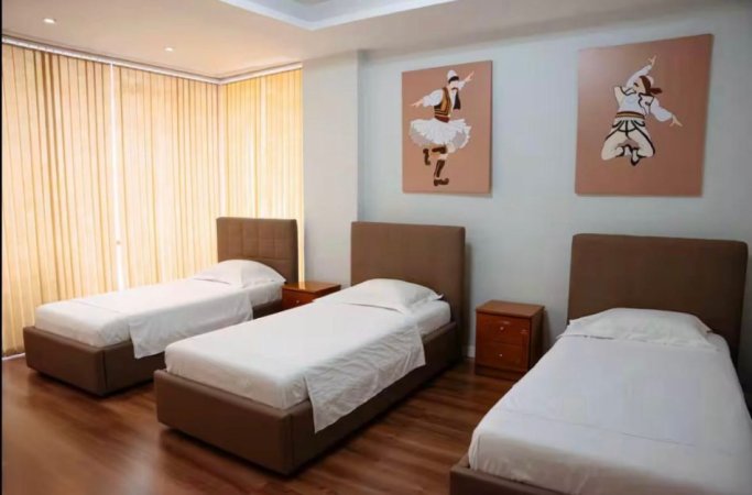 Tirane, jepet me qera apartament 2+1 , 100 m² 850 € (Prane Rruges Siri Kodra)