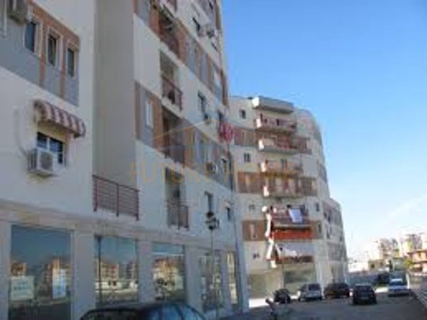 Tirane, shitet ambjent biznesi Kati 0, 88 m² 220.000 € (Stavri Themeli, Tirane.)