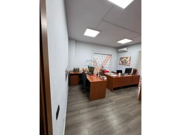 Tirane, jepet me qera ambjent biznesi Kati 7, 167 m²1950 € (Blloku)