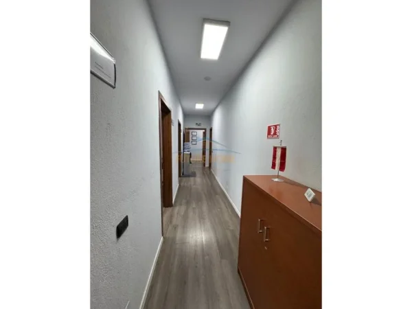 Tirane, jepet me qera ambjent biznesi Kati 7, 167 m²1950 € (Blloku)
