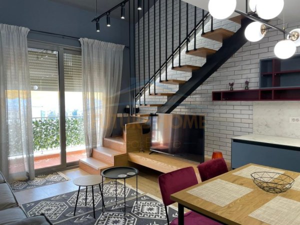 Tirane, jepet me qera apartament duplex Dublex Kati 3, 90 m² 900 € (Rezidenca "Porta e Gjelbër", Pallati i Brigadave)