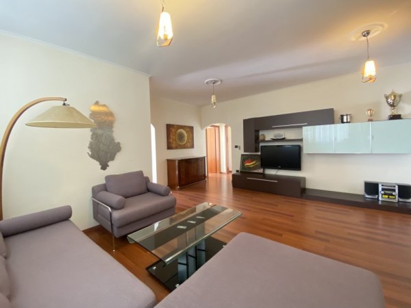 Tirane, jepet me qera zyre Kati 7, 120 m² 1.300 € (Rruga Pjetër Bogdani)