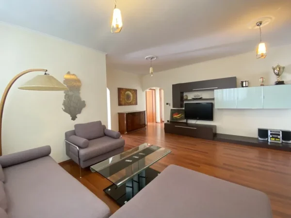 Tirane, jepet me qera zyre Kati 7, 120 m² 1.300 € (Rruga Pjetër Bogdani)