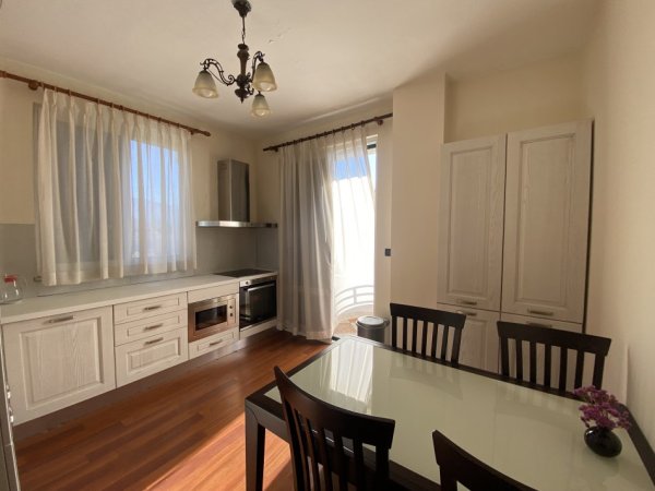 Tirane, jepet me qera zyre Kati 7, 120 m² 1.300 € (Rruga Pjetër Bogdani)