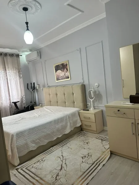 Tirane, jepet me qera apartament 2+1+Aneks+Ballkon Kati 3, 100 m² 600 € (Plus post parkimi)
