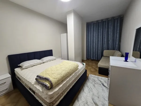 Tirane, jepet me qera apartament 1+1 Kati 6, 700 € (Pranë Petro Ninit)