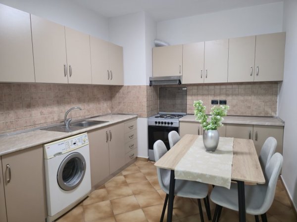 Tirane, jepet me qera apartament 1+1 Kati 6, 700 € (Pranë Petro Ninit)