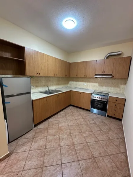 Tirane, jepet me qera apartament 2+1+Aneks+Ballkon Kati 4, 118 m² 700 € 