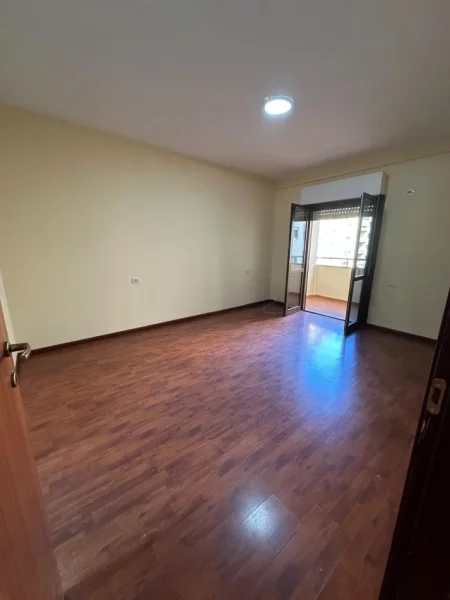 Tirane, jepet me qera apartament 2+1+Aneks+Ballkon Kati 4, 118 m² 700 € 