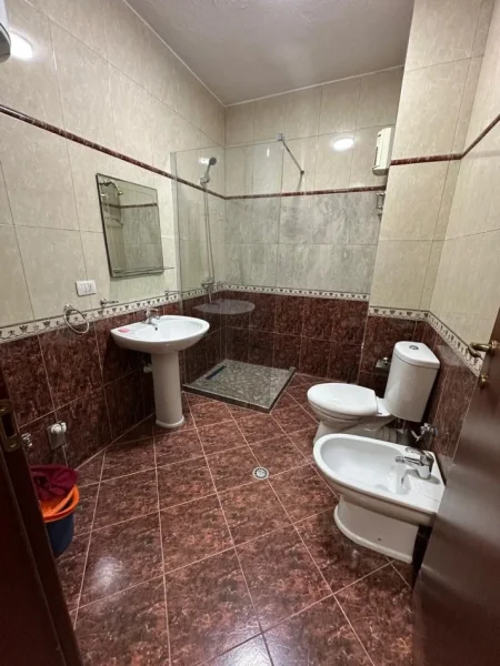 Tirane, jepet me qera apartament 2+1+Aneks+Ballkon Kati 4, 118 m² 700 € 