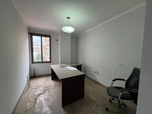 Tirane, shitet apartament 2+1+Aneks+Ballkon Kati 3, 103 m² 258.000 € 
