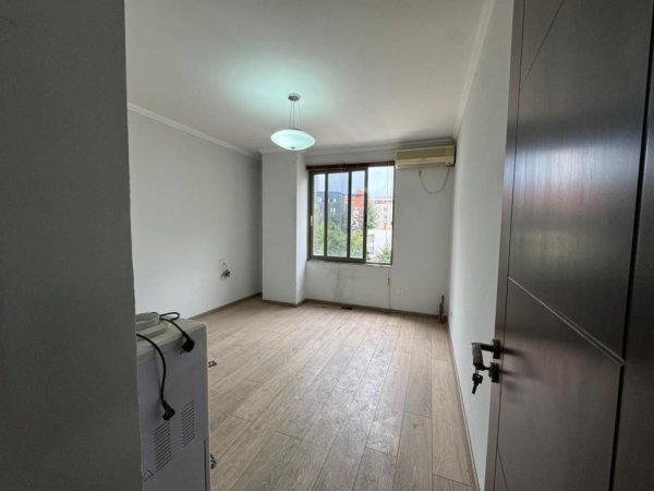 Tirane, shitet apartament 2+1+Aneks+Ballkon Kati 3, 103 m² 258.000 € 