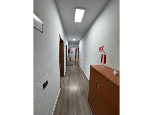 Tirane, jepet me qera zyre Kati 7, 167 m² 2.300 € (Bllok)