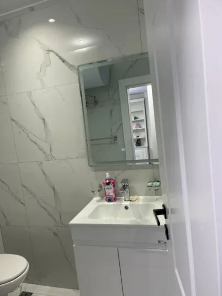 Tirane, jepet me qera apartament 1+1+Ballkon Kati 9, 70 m² 900 € (Rruga Kosovareve)