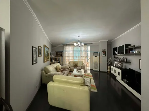 Tirane, shitet apartament 2+1+Ballkon Kati 2, 123 m² 166.000 € (Unaza e Re)