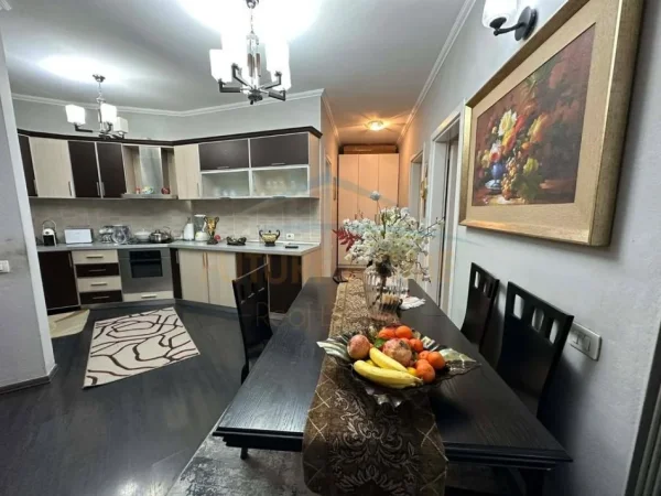 Tirane, shitet apartament 2+1+Ballkon Kati 2, 123 m² 166.000 € (Unaza e Re)