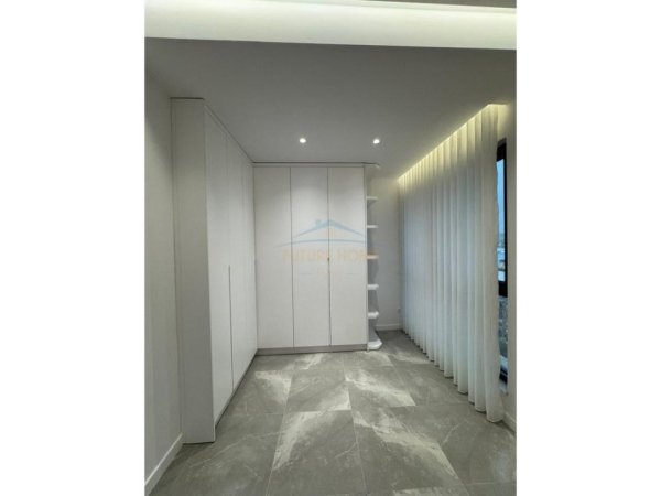 Tirane, jepet me qera apartament 2+1+Ballkon Kati 10, 119 m² 1.250 € (Pazar i Ri)