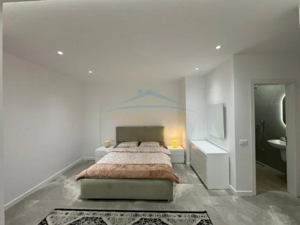 Tirane, jepet me qera apartament 2+1+Ballkon Kati 10, 119 m² 1.250 € (Pazar i Ri)