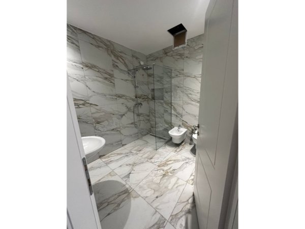 Tirane, shitet apartament 2+1+Ballkon Kati 5, 129 m² 486.000 € (Lake View)