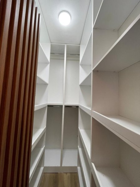 Tirane, shitet apartament 2+1+Ballkon Kati 4, 108 m² 253.000 € (Shkolla e Bashkuar)