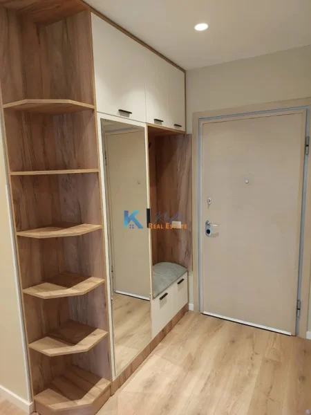 Tirane, jap me qera apartament 2+1+Ballkon Kati 3, 102 m² 1.000 € (Rruga e Elbasanit, afer Fakultetit Ekonomik)