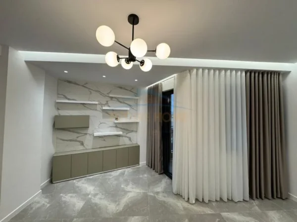 Tirane, jepet me qera apartament 2+1+Aneks+Ballkon Kati 10, 118 m² 1.200 € (PAZARI I RI)