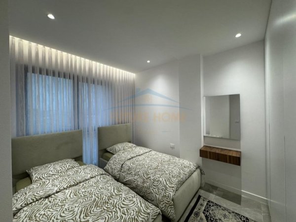 Tirane, jepet me qera apartament 2+1+Aneks+Ballkon Kati 10, 118 m² 1.250 € (PAZARI I RI)