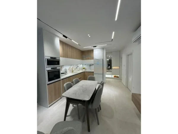 Mali Robit, shitet apartament 2+1+Ballkon Kati 2, 92 m²