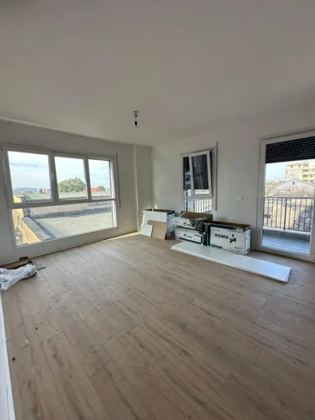 Tirane, jepet me qera apartament 2+1+Ballkon Kati 2, 95 m² 600 € (Don Bosko)