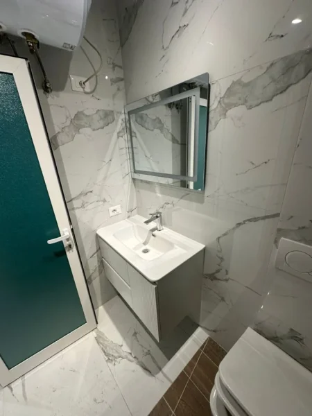 Tirane, jepet me qera apartament 1+1+Ballkon Kati 3, 67 m² 500 € (Mbikalimi i Komunes se Parisit)