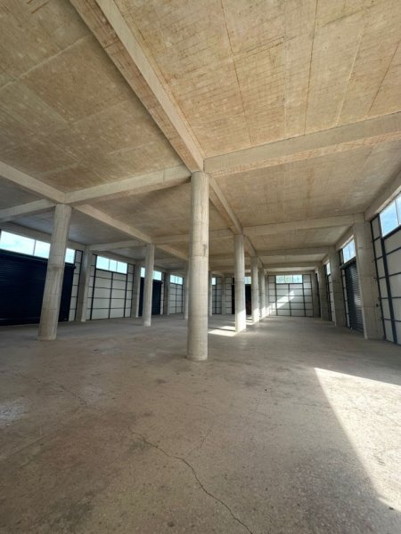 Tirane, jap me qera magazine Kati 0, 1.400 m² 12.000 € (Top Channel)