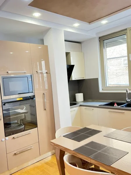 Tirane, jepet me qera apartament 2+1 Kati 1, 85 m² 990 € (Bardhok Biba)