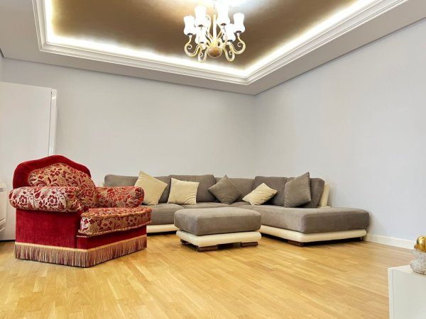 Tirane, jepet me qera apartament 2+1 Kati 1, 85 m² 1.190 € (Bardhok Biba)