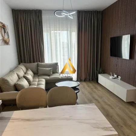 Tirane, jepet me qera apartament 2+1+Ballkon Kati 8, 90 m² 900 € (zogu i zi)
