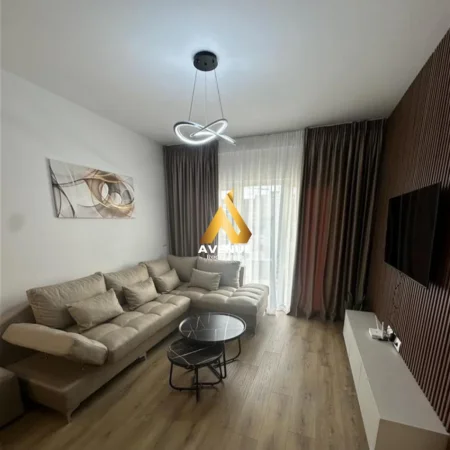Tirane, jepet me qera apartament 2+1+Ballkon Kati 8, 90 m² 900 € (zogu i zi)