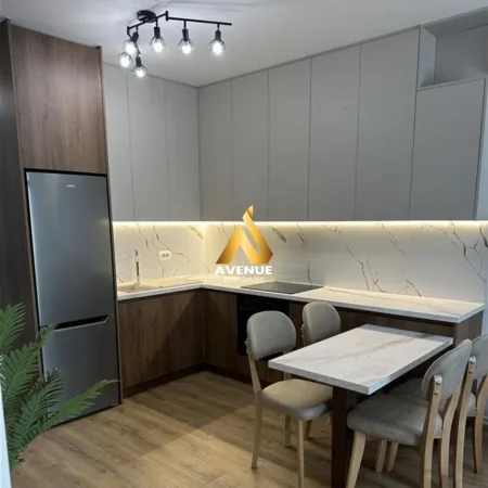 Tirane, jepet me qera apartament 2+1+Ballkon Kati 8, 90 m² 900 € (zogu i zi)