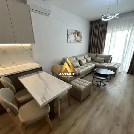 Tirane, jepet me qera apartament 2+1+Ballkon Kati 8, 90 m² 900 € (zogu i zi)