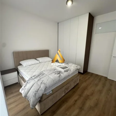 Tirane, jepet me qera apartament 2+1+Ballkon Kati 8, 90 m² 900 € (zogu i zi)