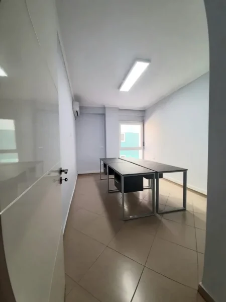 Tirane, jepet me qera zyre Kati 2, 98 m² 700 € (Toptani)
