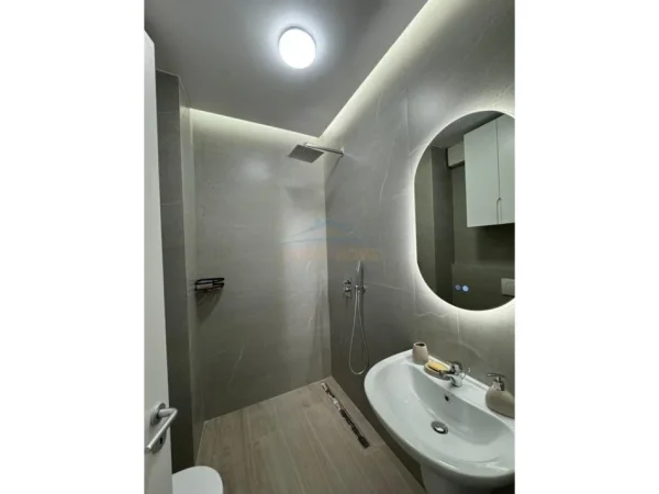 Tirane, jepet me qera apartament 2+1 Kati 10, 119 m² 1.250 € 