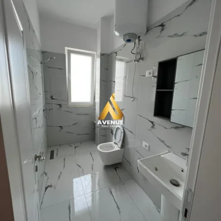 Tirane, jepet me qera apartament 2+1+Ballkon Kati 3, 85 m² 400 € (rruga paqesori)