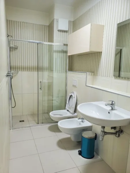 Tirane, jepet me qera apartament 2+1+Ballkon Kati 4, 90 m² 900 € (Stadiumi Dinamo)