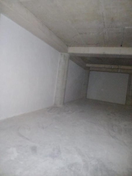 Tirane, jepet me qera magazine Kati -1, 156 m² 1.000 € (Karl Gega)