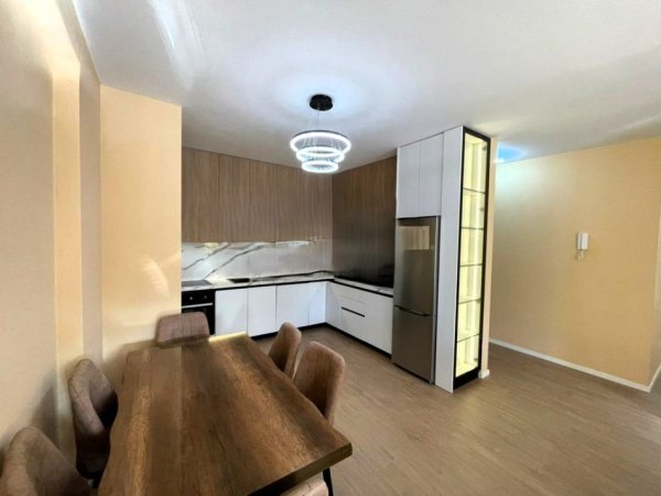 Tirane, jepet me qera apartament 2+1 Kati 2, 117 m² 1.300 € (liqeni thate)