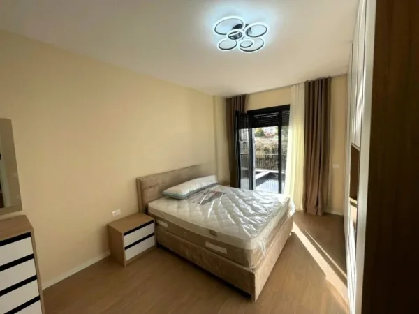Tirane, jepet me qera apartament 2+1 Kati 2, 117 m² 1.300 € (liqeni thate)