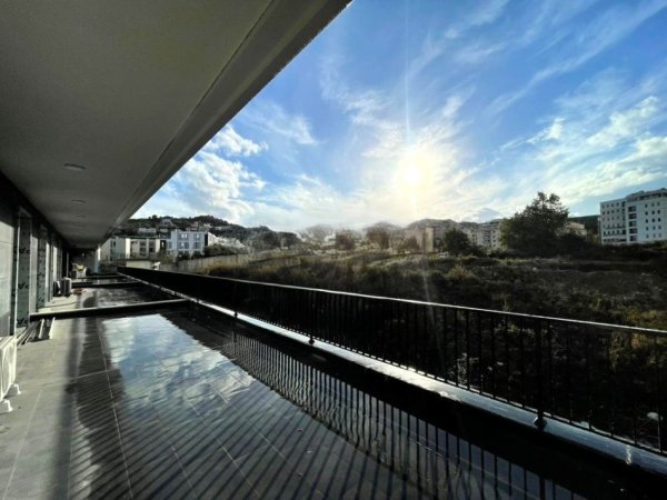 Tirane, jepet me qera apartament 2+1 Kati 2, 117 m² 1.300 € (liqeni thate)