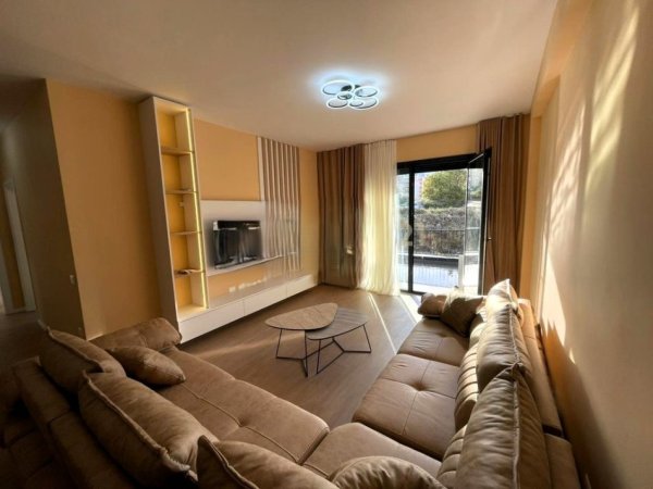 Tirane, jepet me qera apartament 2+1 Kati 2, 117 m² 1.300 € (liqeni thate)