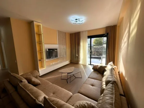 Tirane, jepet me qera apartament 2+1 Kati 2, 117 m² 1.300 € (liqeni thate)